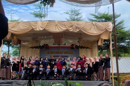 PELAPASAN KELAS IX DAN GELAR SENI 