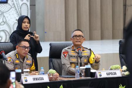 KAPOLDA JATIM MENGHIMBAU MASYARAKA