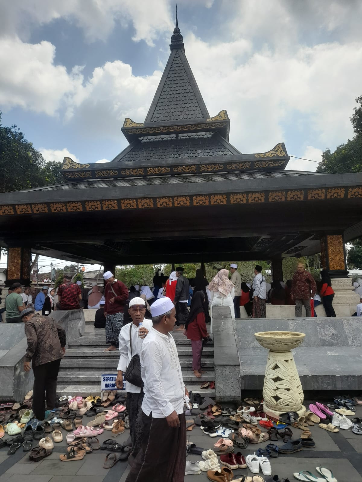 Jamaah al mubarok malang jiaroh ke makam presidenb  RI. Ir.sokarno  Dan kemakam para waliulloh. Mend