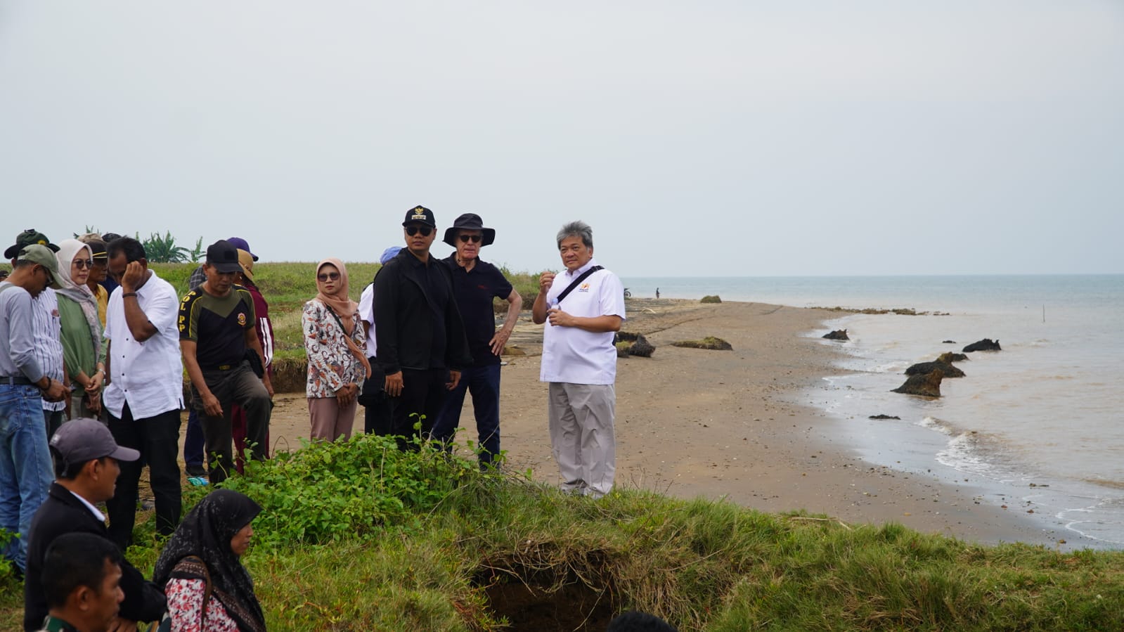 Tinjau Pesisir Balong, Delegasi Investor Asal Spanyol Tertarik Garap Pelabuhan Niaga Internasional d