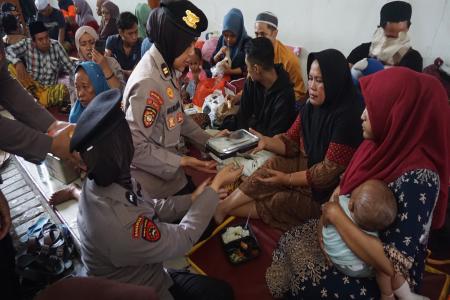 Polwan Polresta Sidoarjo Beri Pendampingan Keluarga Korban di Ponpes A