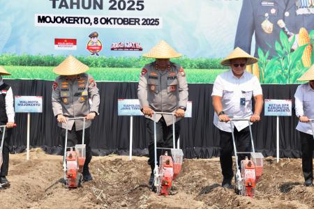 Kapolda Jatim Pimpin Penanaman Jagung Serentak Kwartal IV di Mojokerto