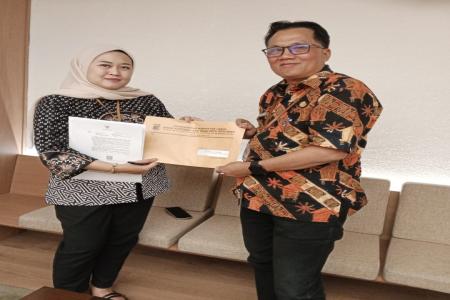 Plt Kadis Koperasi dan UKM Serahkan Surat Usulan Pembangunan Gedung KD