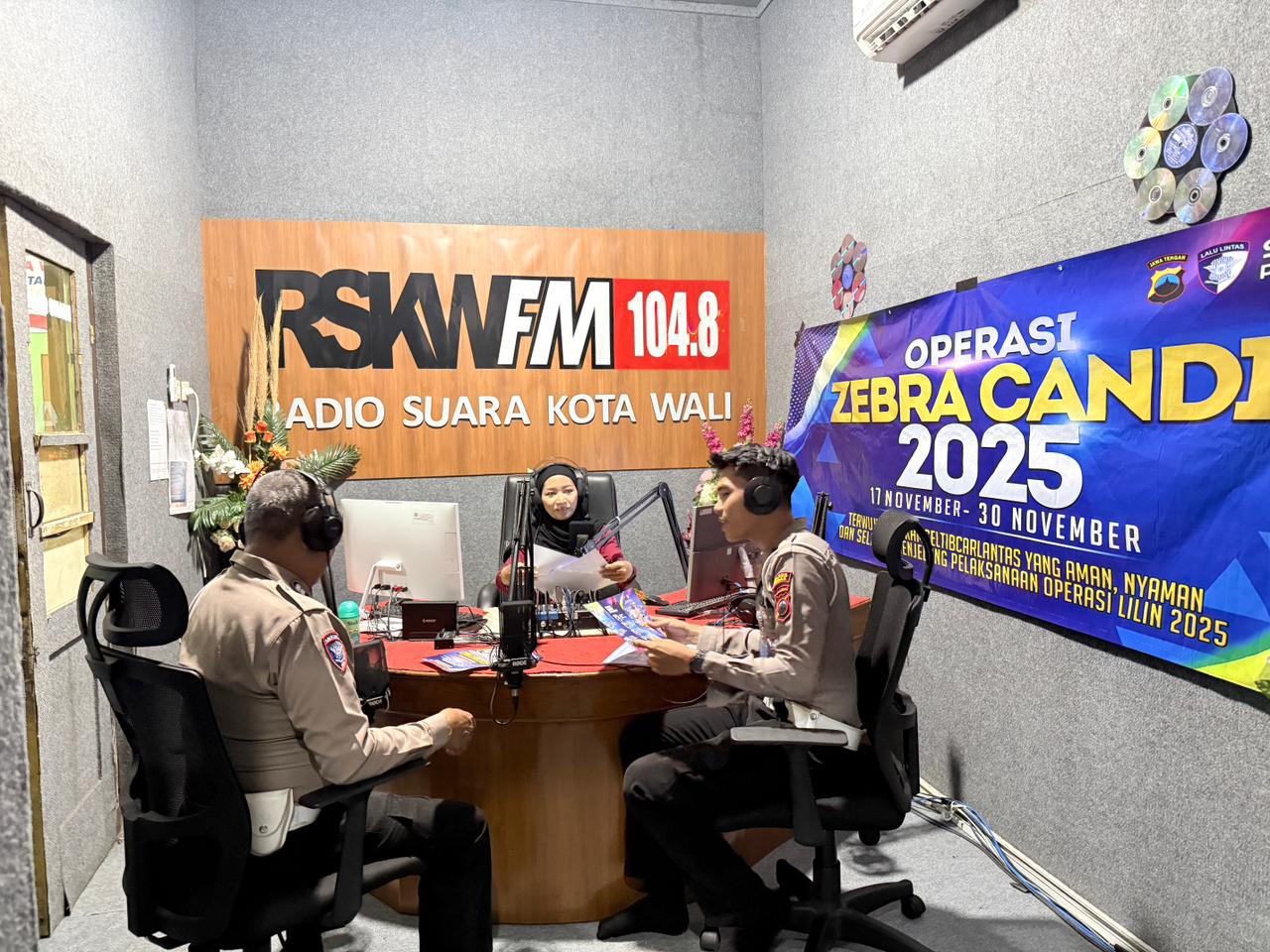 Satlantas Polres Demak Sosialisasikan Operasi Zebra Candi 2025 Melalui Radio Suara Kota Wali  Sosial