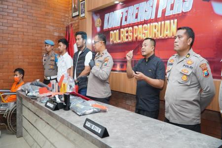 Lempar Bondet dan Ancam Warga dengan Celurit Pria Pasrepan Diringkus P