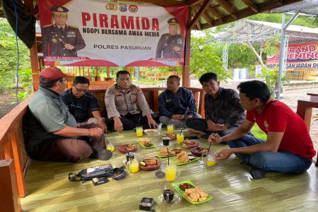 Ngopi Bareng Awak Media Polres Pasuruan Ajak Wartawan Tangkal Hoaks