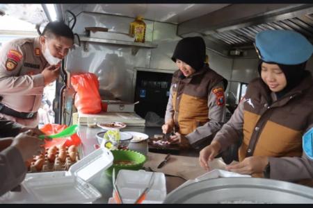 BRIMOB POLDA JATIM DIRIKAN DAPUR L