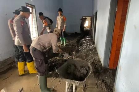 POLISI BERSIHKAN RUMAH WARGA TERDA