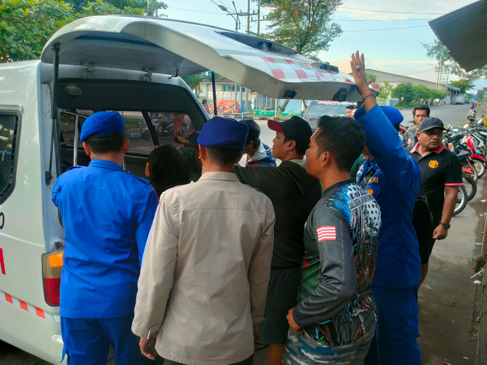 Satpolairud Polres Probolinggo dan Tim SAR Gabungan Temukan Remaja yang Tenggelam di Perairan Mayang