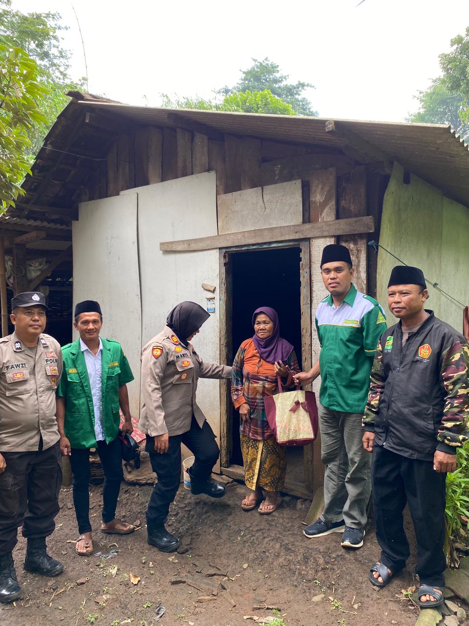 Kapolsek Lumbang dan Ansor Salurkan Sedekah untuk Lansia dan Dhuafa di Desa Pancur