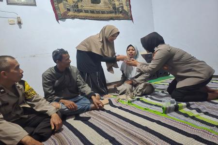 Kasat Binmas Polres Pasuruan Takziah k