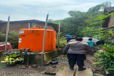 Polsek Kejayan Bersama PT Tirta Jaya  