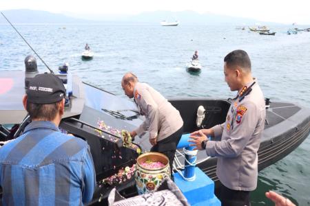 KAPOLDA JATIM RESMIKAN DERMAGA DAN